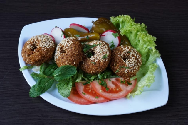 Assiette de falafel aux tomates et à la menthe au restaurant Lebanon