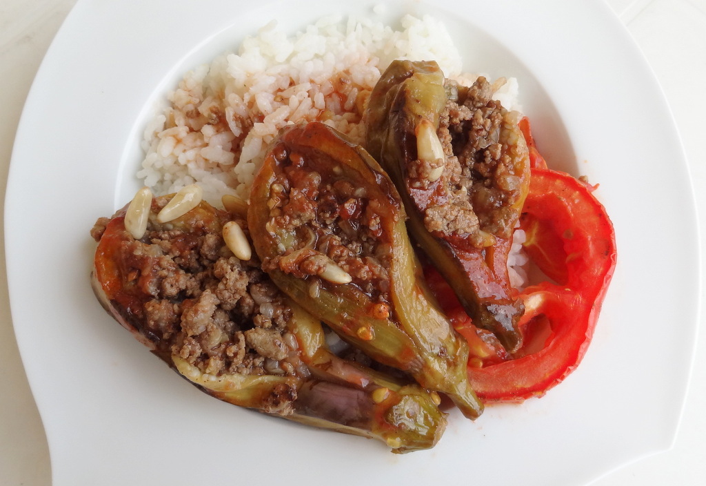 aubergine: avec viande et oignons servis avec sauce tomate
