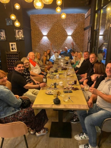 Groupe de personnes en train de dîner au restaurant Lebanon