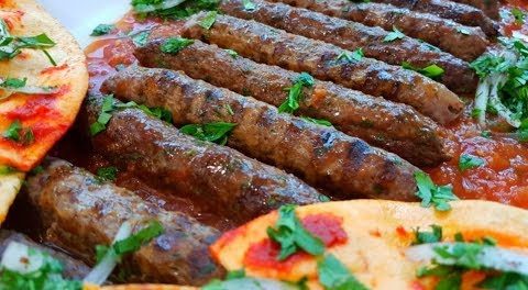 3 brochettes viande hachée. tomate, ail