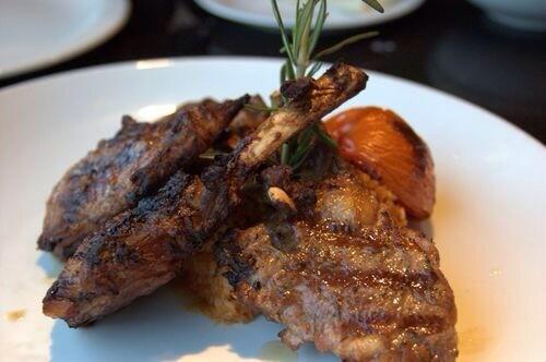 pièces côtelettes d'agneau grillée