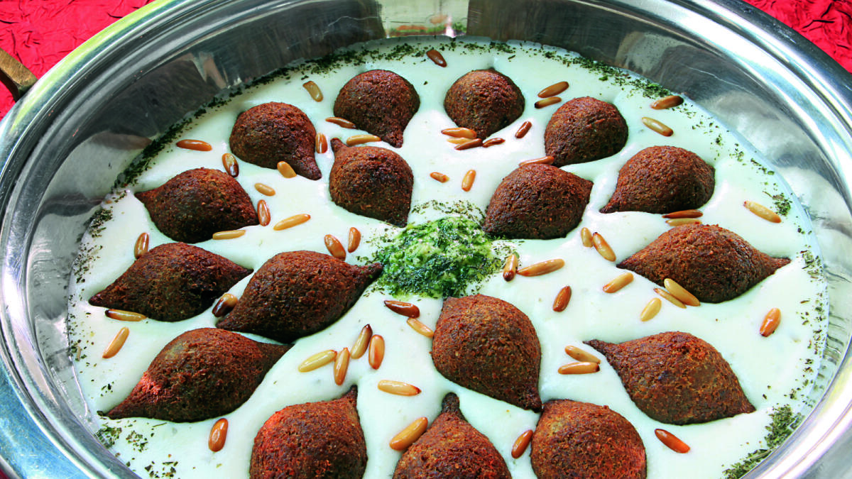 croquettes de viande dans la sauce au yaourt
