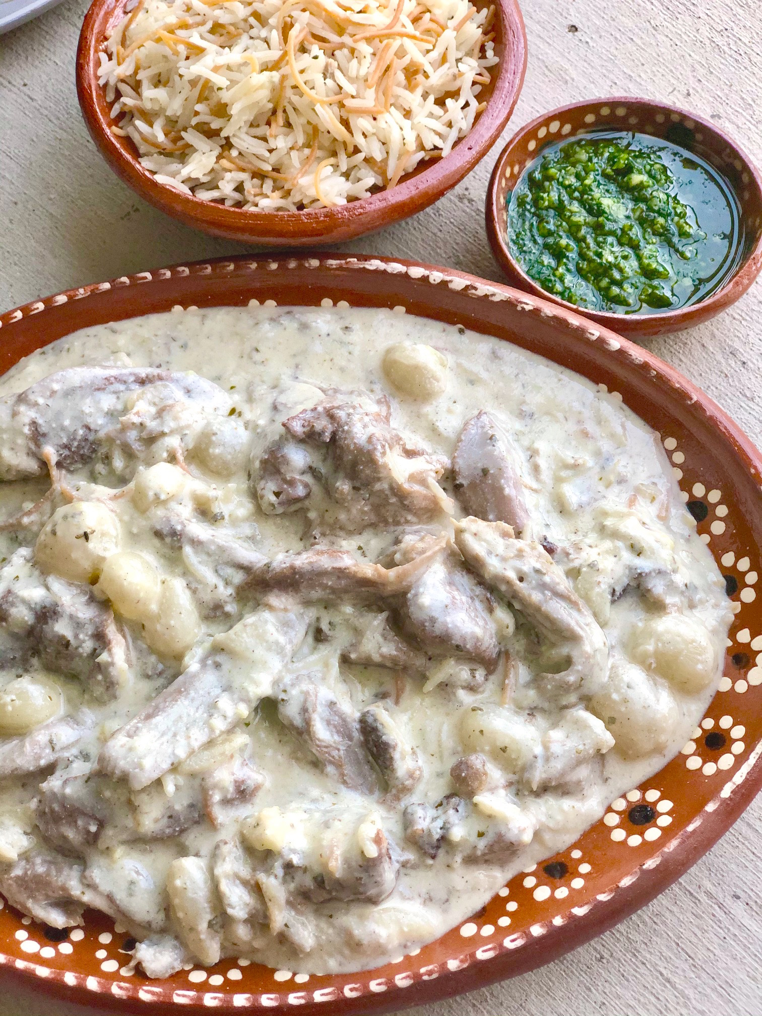 morceaux de viande cuits au yaourt et à l'ail