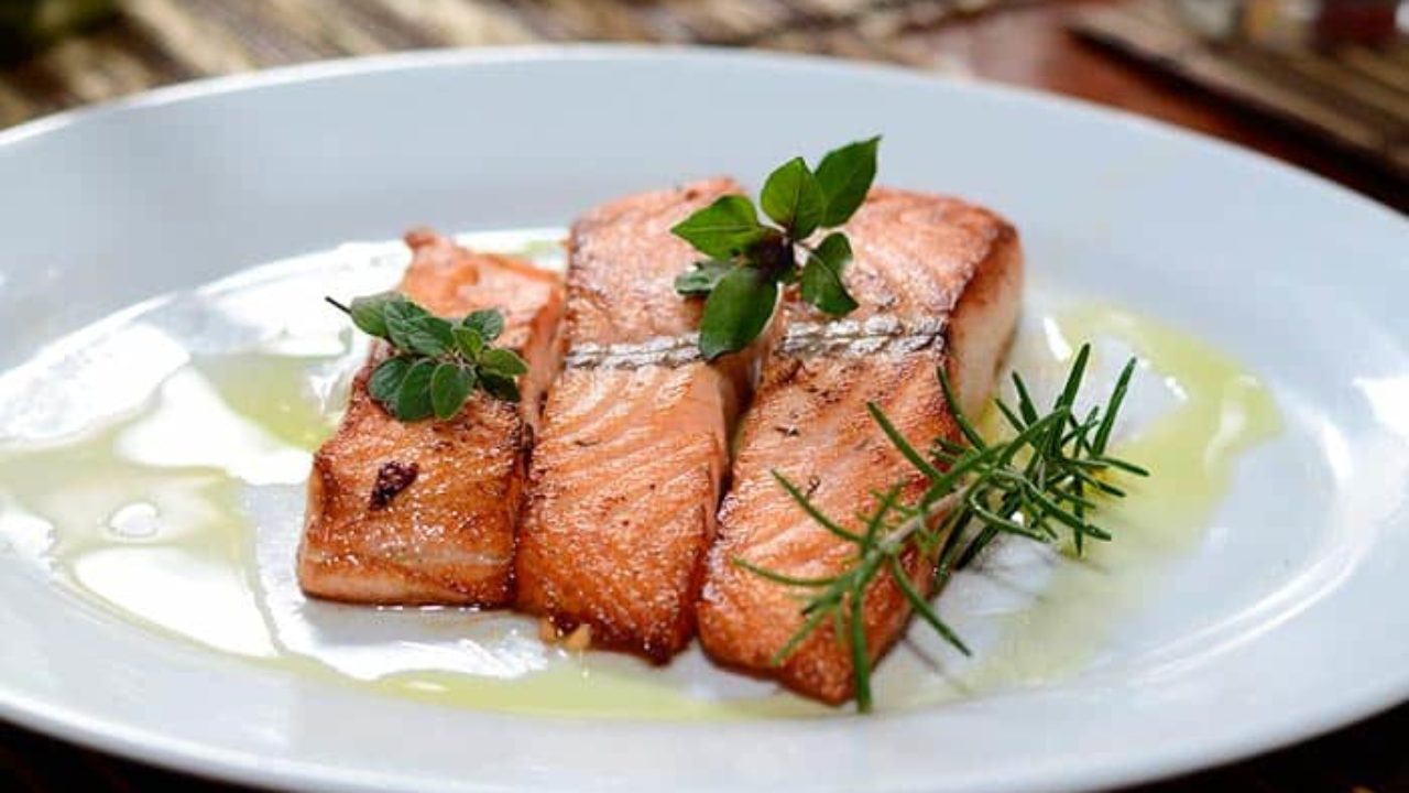 saumon grilleeServi avec légumes