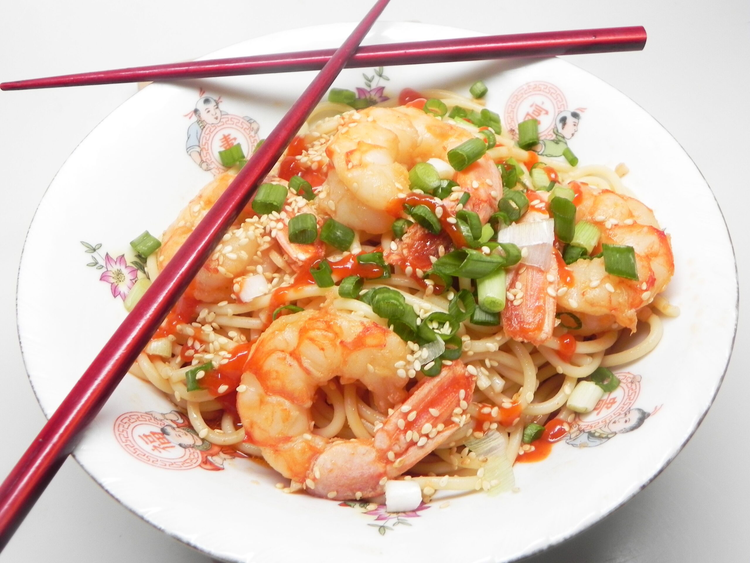 Scampi servi avec une sauce orientale Scampi à l'ail scampis marinés à l'ail et à la coriandre