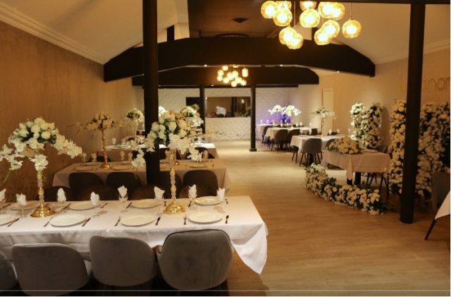 Tables et fleurs arrangées pour un mariage au restaurant Lebanon