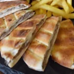 Toshka Pains Libanais grillé avec la viande kafta et du fromage