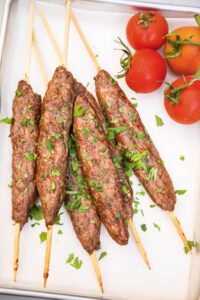 3 brochettes Viande hachée, persil, oignons