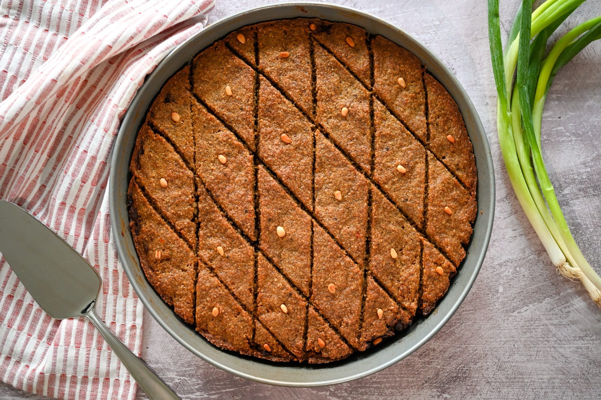 tarte à la viande servie avec salade de yaourt