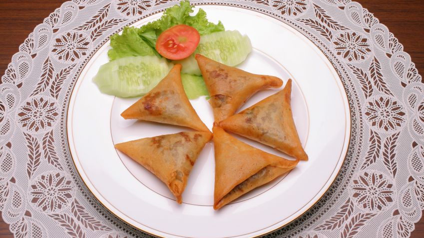 assiette de sambousek lahme