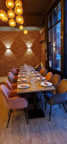 table et chaises à l'intérieur du restaurant Lebanon